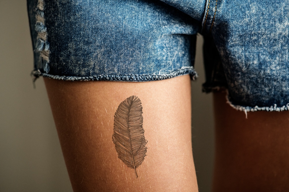 10 idées de tatouage plume
