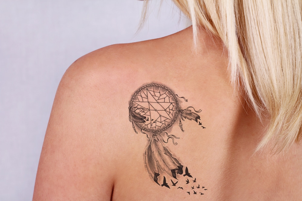 tatouage plume femme