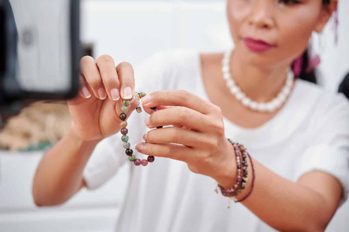 femme qui entretient ses bijoux en pierres naturelles